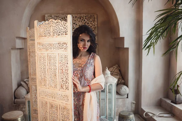 Mulher posando na sala de estar tradicional morroca — Fotografia de Stock