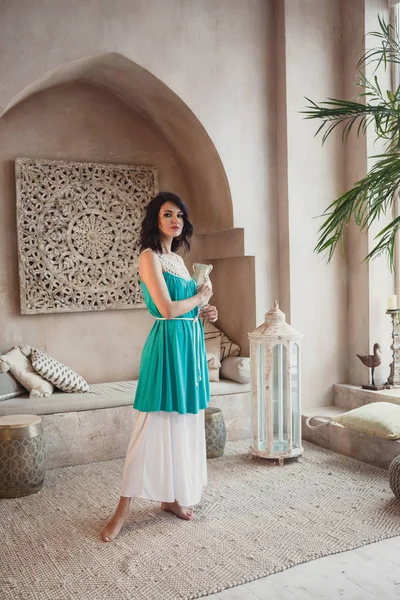 Geleneksel Morrocan oturma odasında poz veren kadın