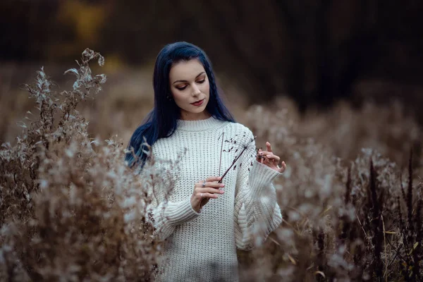 Donna di moda a piedi nel parco autunnale — Foto Stock