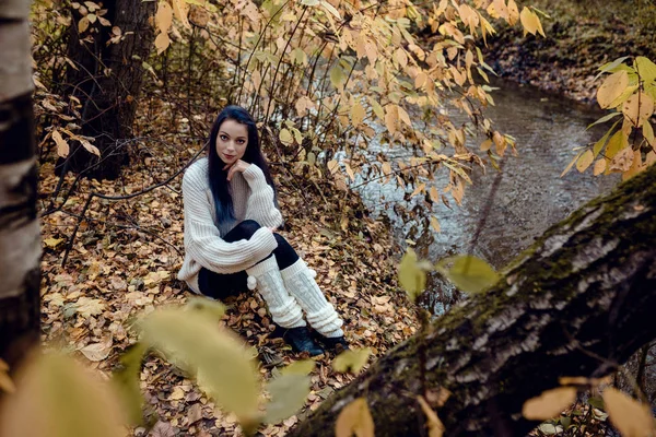 Mujer de moda caminando en el parque de otoño —  Fotos de Stock