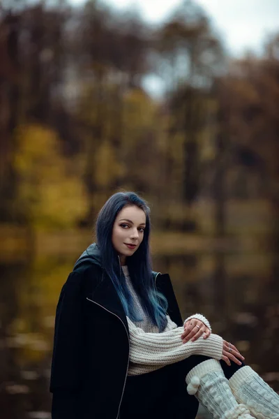 Mulher de moda andando no parque de outono — Fotografia de Stock