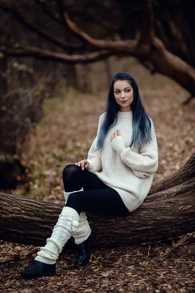 Mujer de moda caminando en el parque de otoño — Foto de Stock