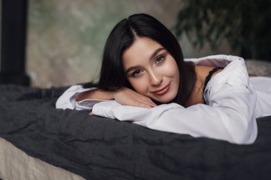 şık iç çamaşırı giyen Güzel brunete kadın