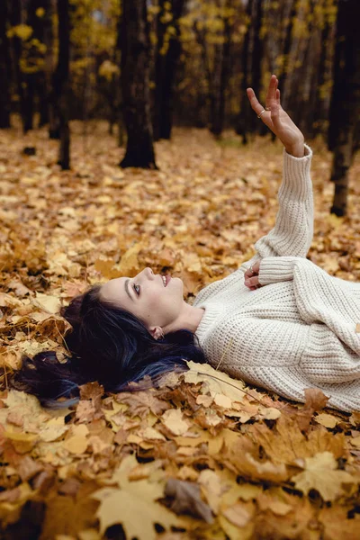 Femme de mode marchant dans le parc d'automne — Photo