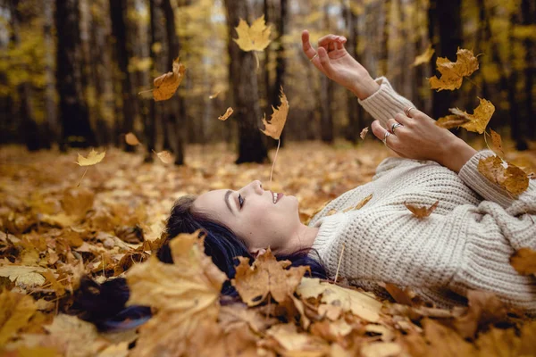 Modefrau spaziert im Herbstpark — Stockfoto