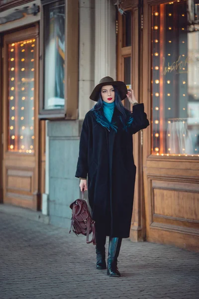 Portrait d'automne de fille heureuse sur une promenade — Photo