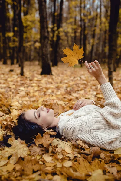 Modefrau spaziert im Herbstpark — Stockfoto