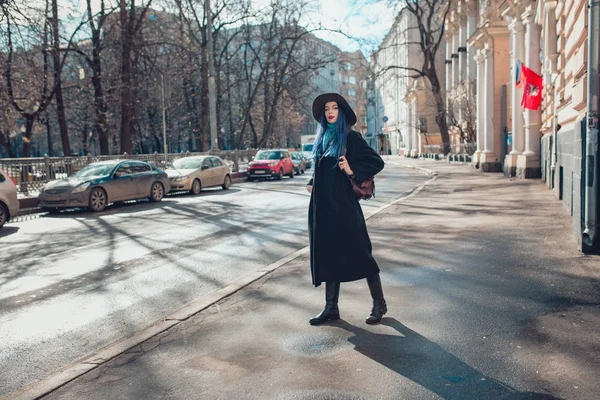 Hösten porträtt av glad tjej på en promenad — Stockfoto