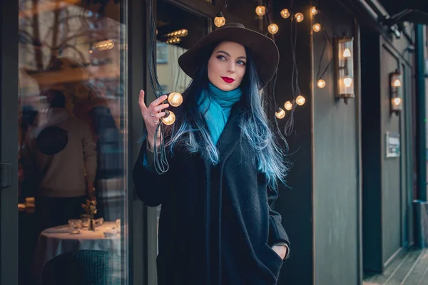 Portrait d'automne de fille heureuse sur une promenade — Photo