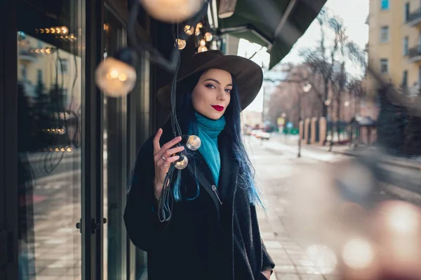 Portrait d'automne de fille heureuse sur une promenade — Photo