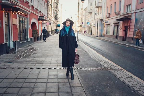 Portrait d'automne de fille heureuse sur une promenade — Photo