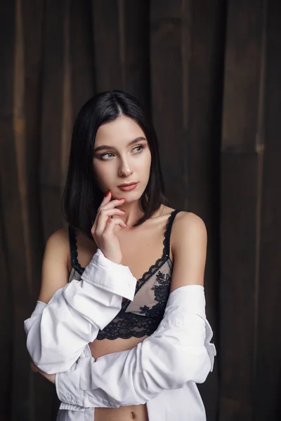 Bella donna bruneta che indossa lingerie alla moda — Foto Stock