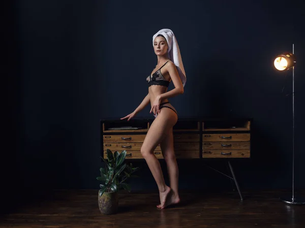 Portret van mooie jonge vrouw in lingerie — Stockfoto