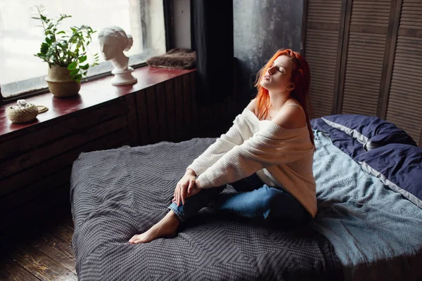 Pihenőidő. Portré egy szexi vöröshajú lány a padlón pózol a fából készült szoba. — Stock Fotó