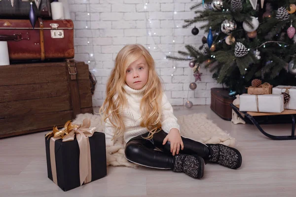 Маленькая стильная девушка позирует возле новогодней елки — стоковое фото