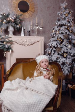 Noel ağacı yakınında küçük sevimli ve komik kız