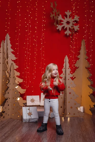 Menina pequena vestindo camisola de malha elegante. A olhar para a câmara. Tempo de Natal . — Fotografia de Stock