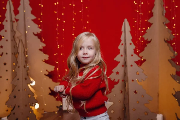 Şık örme kazak giyen küçük kız. Kameraya bakıyorum. Noel zamanı. — Stok fotoğraf