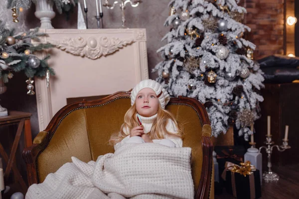 Kis aranyos és vicces lány közelében karácsonyfát — Stock Fotó