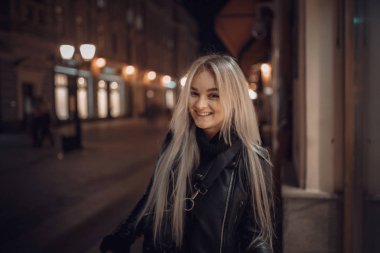 güzellik kadın gece ışıklı sokak üzerinde poz