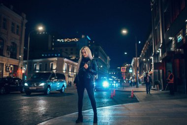 güzellik kadın gece ışıklı sokak üzerinde poz