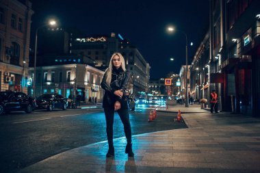 güzellik kadın gece ışıklı sokak üzerinde poz