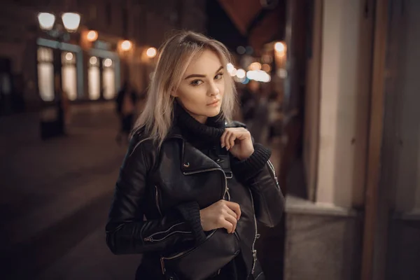 Belleza mujer posando sobre noche iluminado calle —  Fotos de Stock