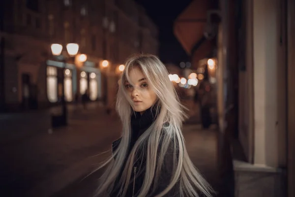 Szépségnő pózol az éjszakai megvilágítású utcában — Stock Fotó