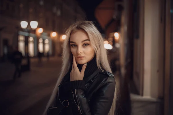 Belleza mujer posando sobre noche iluminado calle —  Fotos de Stock