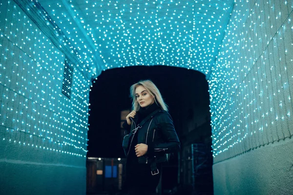 Skönhet kvinna poserar över natten upplyst gata — Stockfoto