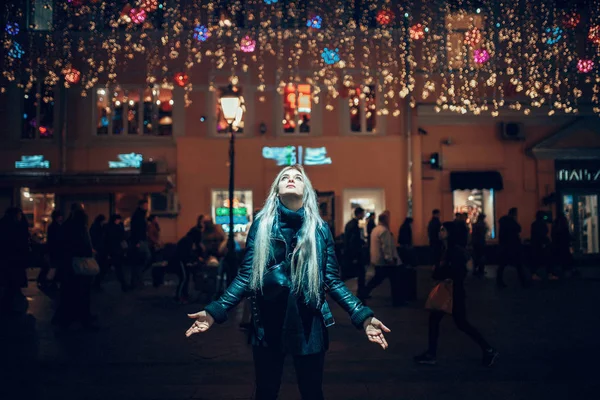 아름다움 여자 포즈 위에 밤 조명 거리 — 스톡 사진