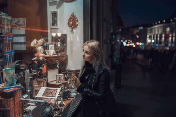 Skönhet kvinna poserar över natten upplyst gata — Stockfoto