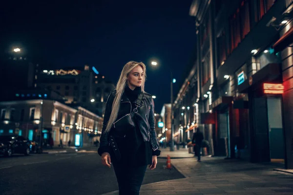 아름다움 여자 포즈 위에 밤 조명 거리 — 스톡 사진