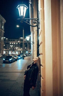 güzellik kadın gece ışıklı sokak üzerinde poz