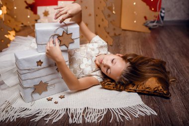 Noel hediyeleri Güzel küçük kız hayalleri.