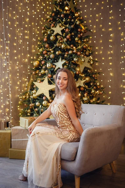 Όμορφη αισθησιακή γυναίκα με ξανθά μαλλιά δίπλα σε ένα χριστουγεννιάτικο δέντρο — Φωτογραφία Αρχείου