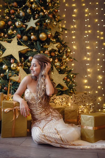 Hermosa mujer sensual con el pelo rubio al lado de un árbol de Navidad —  Fotos de Stock