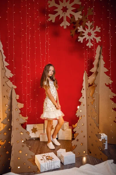 Noel hediyeleri Güzel küçük kız hayalleri. — Stok fotoğraf