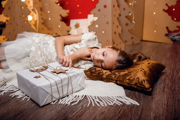 Bela menina sonhos de presentes de Natal . — Fotografia de Stock