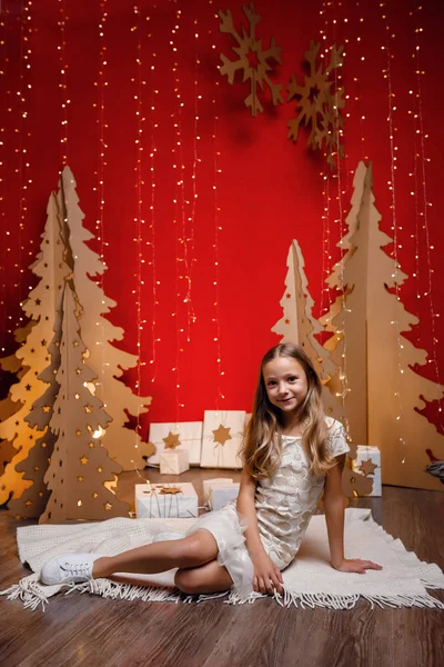 Bela menina sonhos de presentes de Natal . — Fotografia de Stock