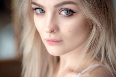 Güzel sevimli çekici zarif kadın portresi