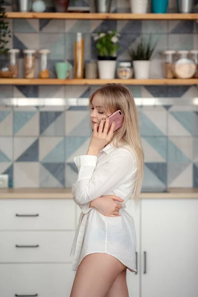 Belle femme tient téléphone portable et les appels — Photo