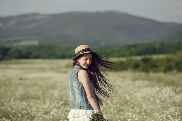 雏菊花丛中的小女孩 — 图库照片