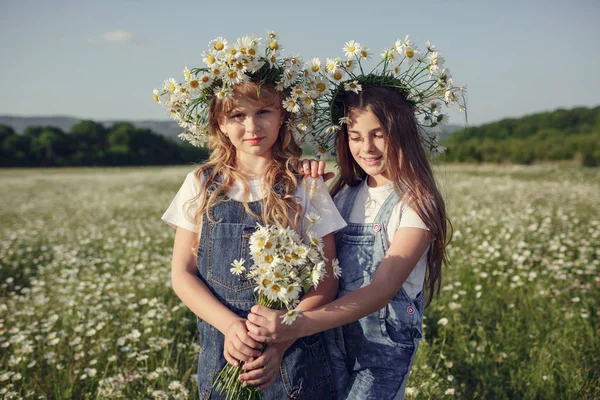 Klein meisje in een veld van Daisy Flowers — Stockfoto