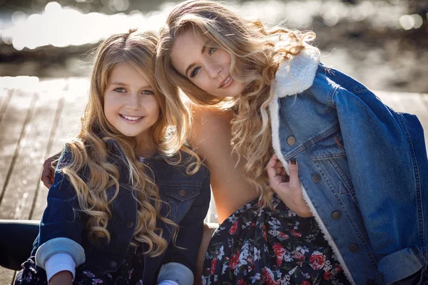 Beautiful stylish girl friends near a mountain lake in the forest — Stock Photo, Image