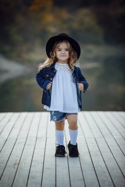 Şapka ve kot giyim ile kız Açık sonbahar portre.