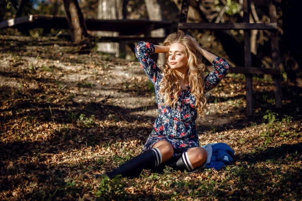 Outdoor fall portrait of girl with hat and jeans wear. — Stock Photo, Image