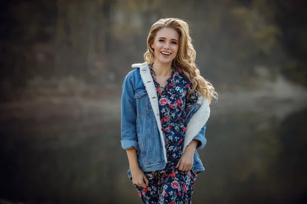 Outdoor fall portrait of girl with hat and jeans wear. — Stock Photo, Image