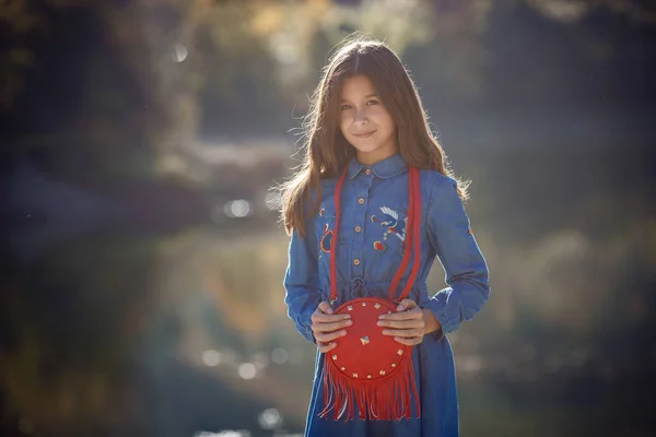 Outdoor fall portrait of girl with hat and jeans wear. — Stock Photo, Image