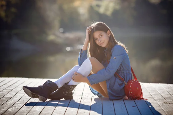 Outdoor fall portrait of girl with hat and jeans wear. — Stock Photo, Image